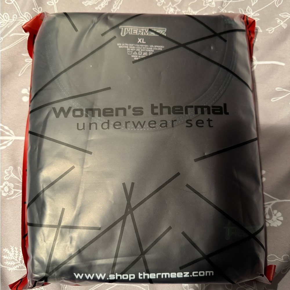 Thermeez Women’s Thermal Underwear Set - Black, XL (New in package)